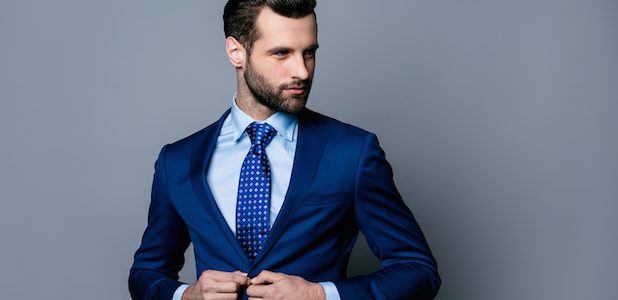 gravata com camisa azul clara
