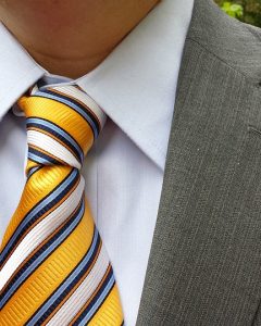 עניבה צהובה עם פסים בהירים