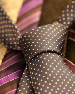 מגוון עניבות בצבעים שונים