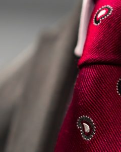 עניבה אדומה מעוטרת