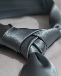 עניבה כהה בצבע אפור פחם