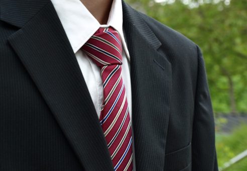 עניבה אדומה עם פסים שחורים ולבנים