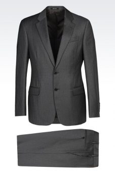 חליפה אפור כהה מעוצבת של Giorgio Armani מבט מלפנים