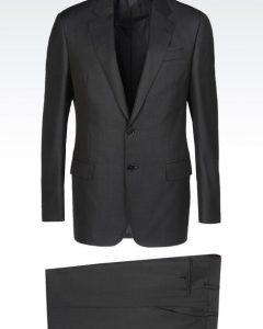 חליפה מעוצבת שחורה של Giorgio Armani מבט מלפנים