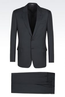 חליפה שחורה מעוצבת של Giorgio Armani מבט מלפנים