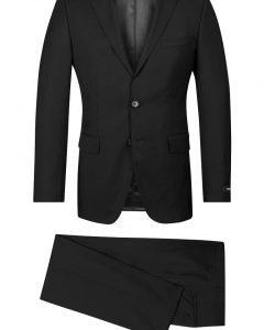 חליפה שחורה מעוצבת של Hugo Boss מבט מלפנים