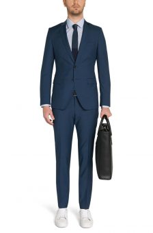חליפה כחולה של חברת Hugo Boss מבט מלפנים