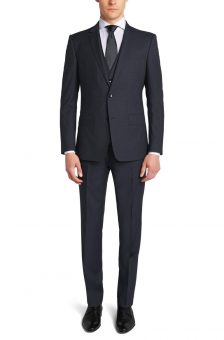 חליפה שחורה של חברת Hugo Boss מבט מלפנים