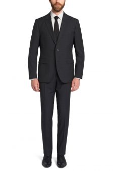 חליפה שחורה של חברת Hugo Boss מבט מלפנים